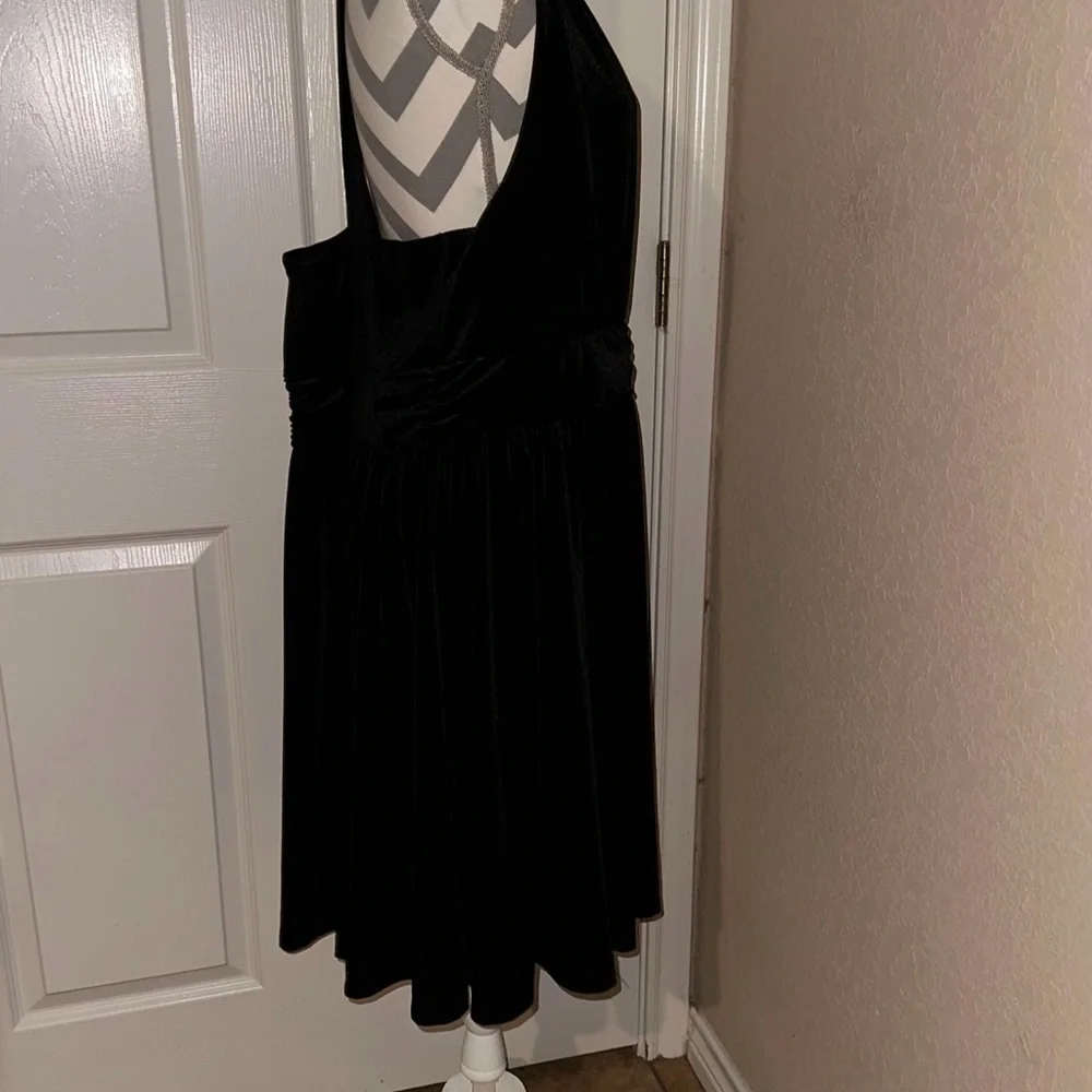 Torrid Black Velvet Surplice Crisscross Back Dress- Size 2-2X - Picture 10 of 13